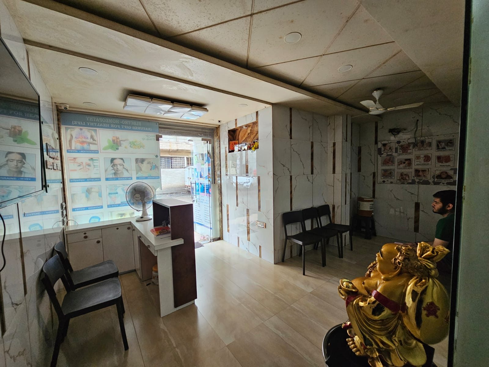 Modern reception and waiting area of Mahadev Health Care Center, Ulhasnagar